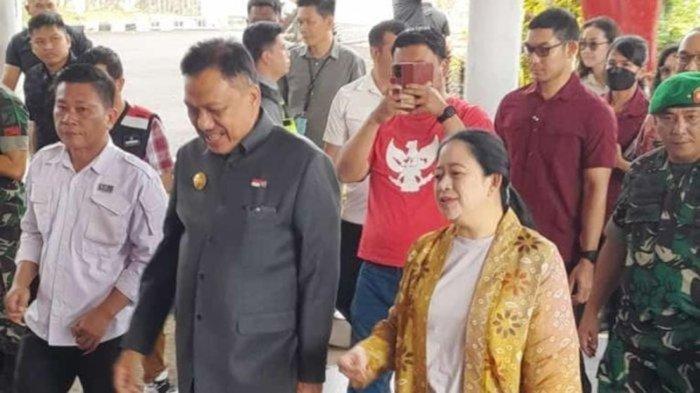 Ketua DPR RI, Puan Maharani, didampingi Gubernur Sulawesi Utara, Olly Dondokambey, saat tiba di Bandara Internasional Sam Ratulangi Manado, Jumat (11/8/2023).