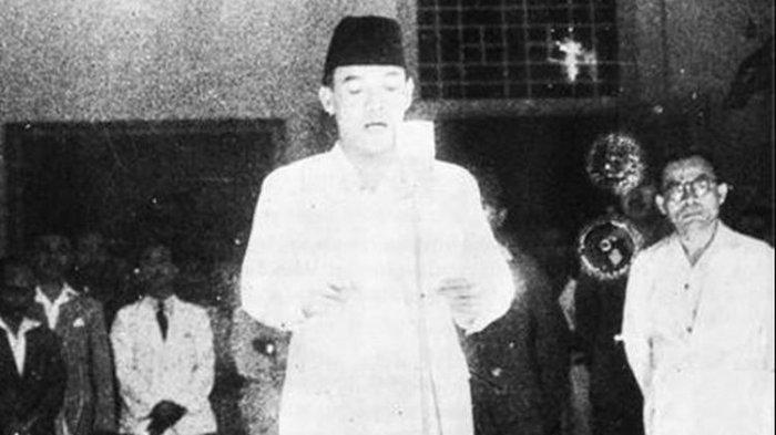 Foto karya Frans Mendur yang mengabadikan Presiden Soekarno membacakan naskah proklamasi di Jalan Pegangsaan Timur, Nomor 56, Cikini, Jakarta.