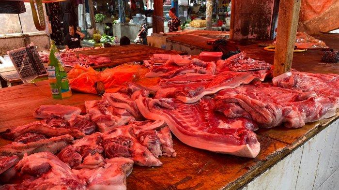 Daging Babi di Pasar Langowan, Minahasa, Sulawesi Utara, Selasa (23/4/2024).