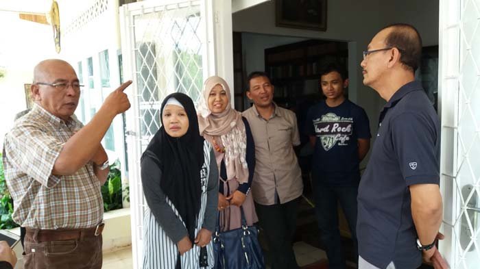Putra ketujuh Jenderal Ahmad Yani, Untung Yani (Kiri) bersama putra kedelapan, Eddy Yani (Kanan), berbincang dengan pengunjung di halaman depan Museum Sasmitaloka Pahlawan Revolusi Jenderal TNI A Yani, di Jalan Lembang No 58, Menteng, Jakarta Pusat, Kamis (21/9/2017). (TRIBUNNEWS/FRANSISKUS ADHIYUDA)