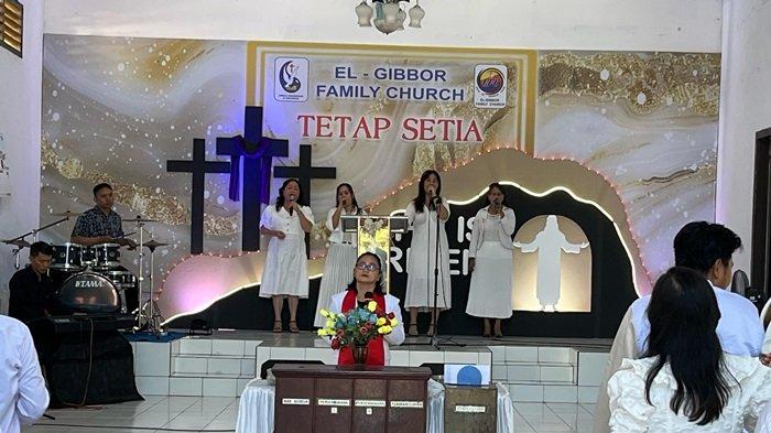 IBADAH - Suasana ibadah Jumat Agung GPDI El-Gibbor Taas, Tikala, Manado, Jumat (18/4/2025). Momen saat perjamuan kudus Jumat Agung.