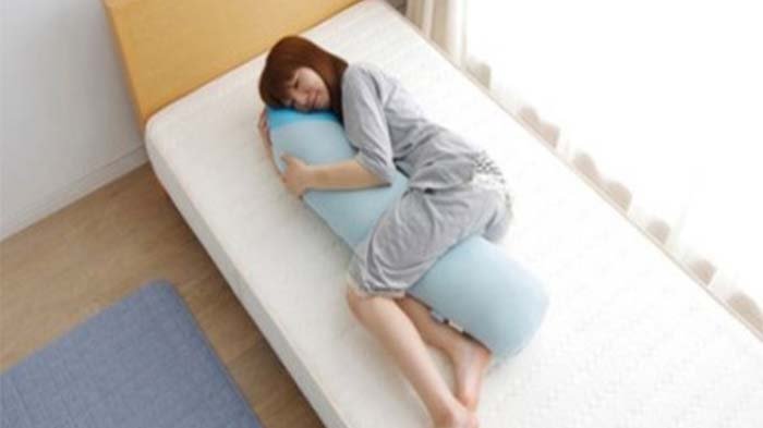 Nggak Cuma Nyaman, Ternyata Tidur Sambil Memeluk Guling Bermanfaat bagi ...