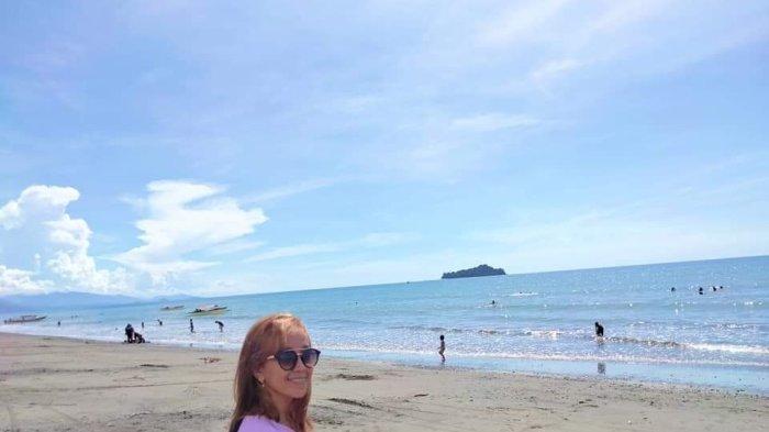 Suasana pantai Losari Lolak.