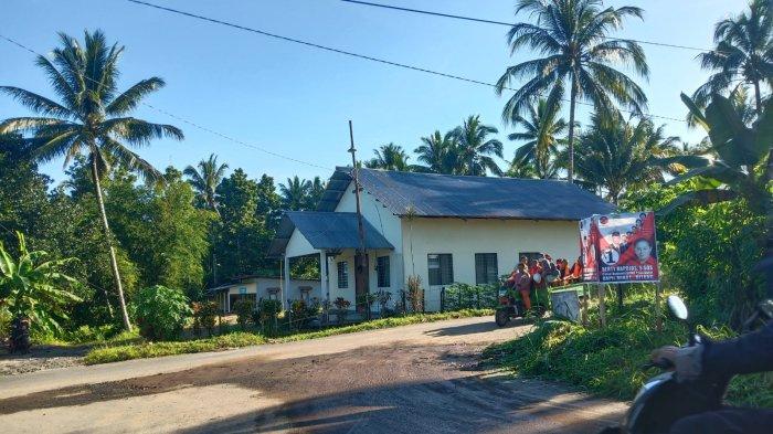 menjelang kedatangan Jokowi ke Desa Matungkas, pagi ini jalan AJ Purukan di Desa Matungkas itu sudah ditutupi tanah
