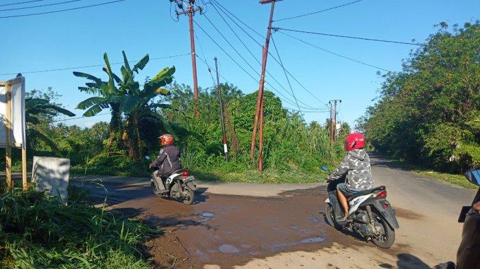menjelang kedatangan Jokowi ke Desa Matungkas, pagi ini jalan AJ Purukan di Desa Matungkas itu sudah disulap ditutupi tanah