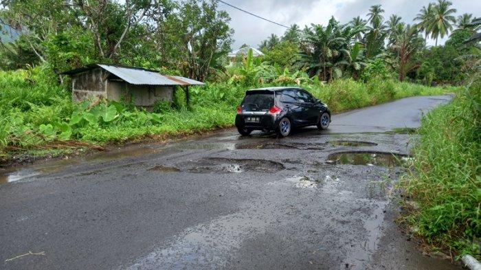 jalan Ahj Purukan Matungkas Mint yang berlubang kalau hujan seperti kolam