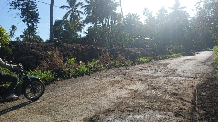 menjelang kedatangan Jokowi ke Desa Matungkas, jalan aspal berlubang di di Desa Matungkas itu sudah disulap ditutupi tanah