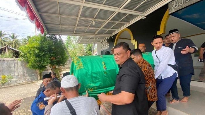 Jenazah Kepala Dinas Lingkungan Hidup (DLH) Kota Manado, Supryatna, dibawa keluar dari Masjid Rabbani Perum Griya Paniki Indah, Mapanget, Manado, Sulawesi Utara, Kamis (13/6/2024).
