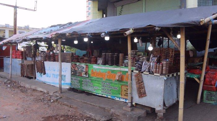Kios oleh-oleh cakalang fufu di Jalan Ahmad Yani, Kelurahan Sario Utara, Kecamatan Sario, Manado, Sulawesi Utara, Minggu (19/5/2024).