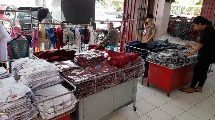 SERAGAM - Amatan Tribunmanado.com jualan seragam di Pasar 45, Rabu (18/6/2025). Dikabarkan, penjualan baju seragam siswa di Kota Manado, Sulut meningkat pesat di masa pendaftaran sekolah.