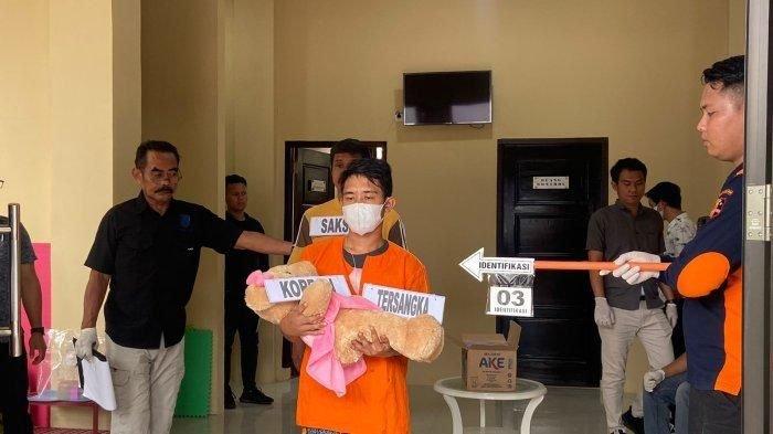Kasus pembunuhan anak kandung di Manado yang dilakukan lelaki Adrian Bawasal (25), telah dilimpahkan Polda Sulut ke Kejaksaan pada Selasa (16/5/2023).