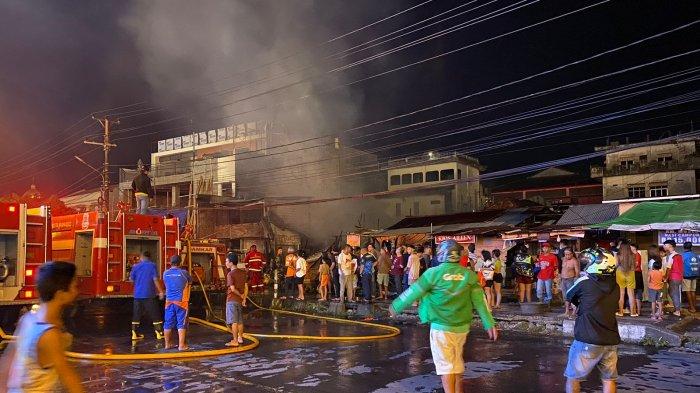 kebakaran di Jalan Piere Tendean, depan Mega Mall, Wenang Selatan Lingkungan 4, Kota Manado, Sulawesi Utara, Jumat (10/5/2024).