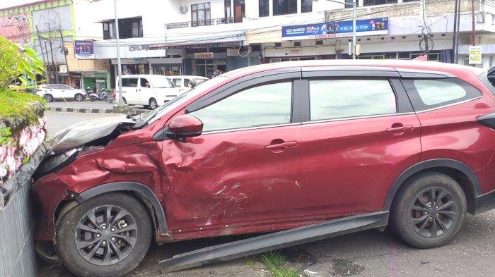 KECELAKAAN - Kondisi kendaraan yang alami kecelakaan lalu lintas terjadi di pusat kota Kotamobagu pada Kamis (22/5/2025). Kendaraan belum dievakuasi 