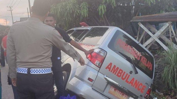 Kecelakaan mobil ambulans di jalan lintas Desa Kacung, Bangka Barat, Kepulauan Bangka Belitung menelan korban. Satu orang pasien meninggal dunia.