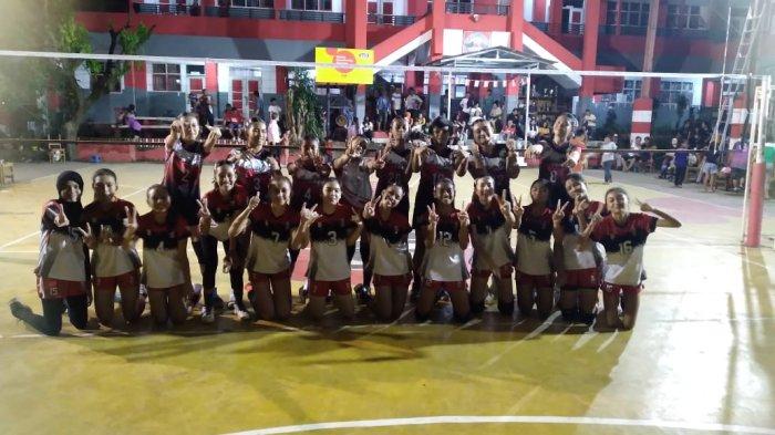 Tim Smantu Pro SMA Negeri 7 Manado bergembira seusai menjadi juara Kejuaraan Bola Voli U-15.