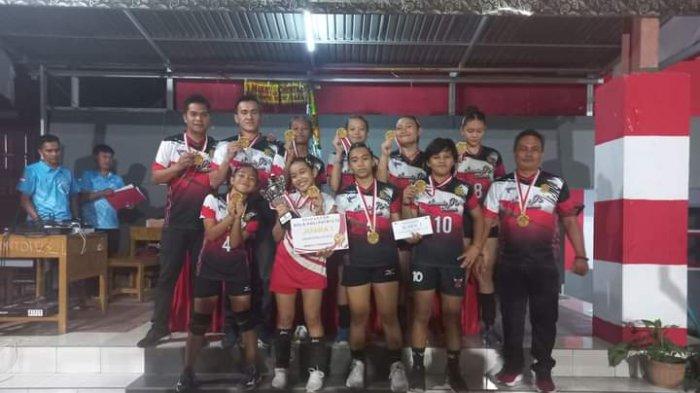 Tim bola voli putri Smantu Pro Manado diabadikan seusai menerima penghargaan di GOR SMA Negeri 2 Manado, Minggu (17/12/2023).