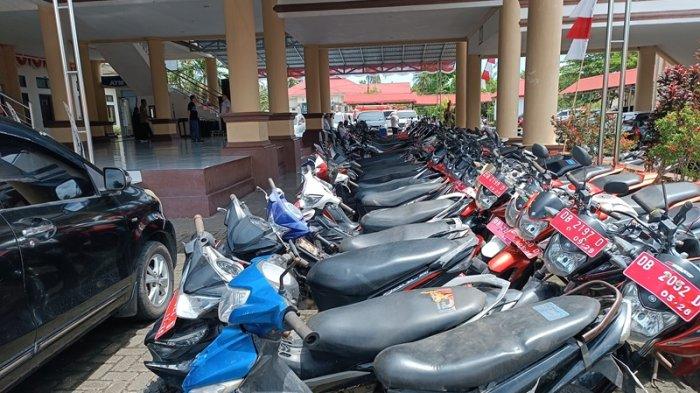 KENDARAAN DINAS - Kendis terparkir rapi di halaman kantor Bupati Bolmong. pejabat dan ASN ngantor menggunakan kendaraan pribadi dan bus.