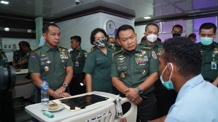 Kepala Staf Angkatan Darat (KSAD) Jenderal TNI Dudung Abdurachman menjenguk tujuh prajurit TNI AD yang terlibat kontak tembak dengan Kelompok Separatis Teroris (KST) yang dirawat di RSPAD Gatot Soebroto, Jakarta tersebut pada Rabu (26/4/2023).