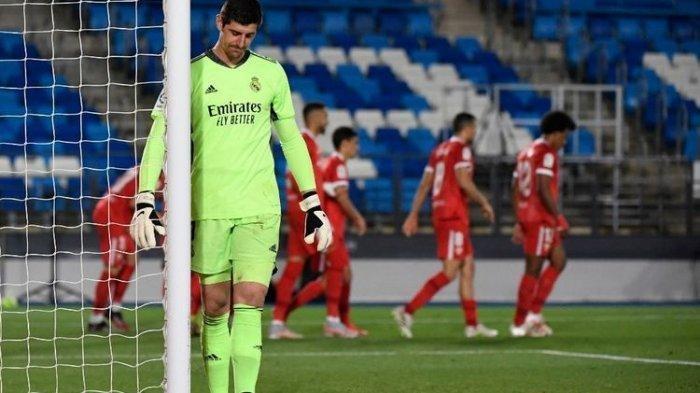 Kiper Real Madrid, Thibaut Courtois, tampak kecewa usai gawangnya dibobol Ivan Rakitic dalam laga Liga Spanyol melawan Sevilla di Stadion Alfredo Di Stefano, 9 Mei 2021.