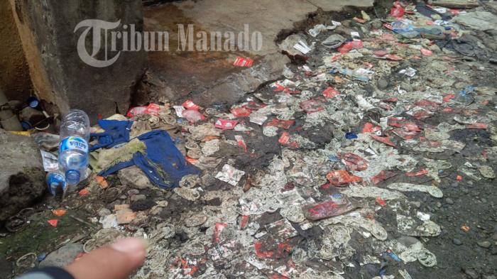 Sampah kondom bekas pakai berserakan di kompleks dekat Taman Kesatuan Bangsa