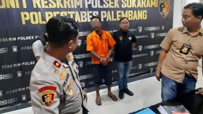 Polsek Sukarami, Palembang menggelar konfrensi pers terkait penangkapan seorang pria yang mencuri Iphone 14 Pro Max milik korban kecelakaan, Jumat (13/10/2023).