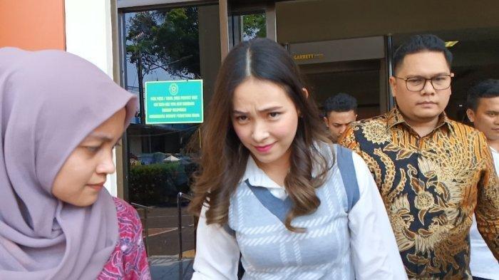 Lady Nayoan akhirnya mengungkap alasan ceraiikan Rendy Kjaernett. Ternyata buka jalan buat Rendy Kjaernett lanjutkan perselingkuhan dengan Syahnaz.