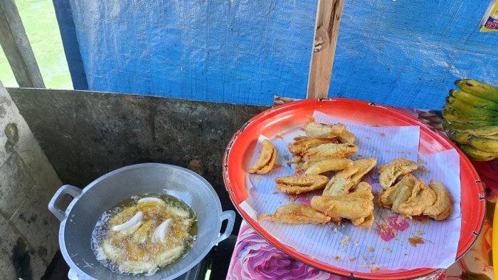 GORENGAN - Potret lapak milik ibu Hartarti (42), yang setiap hari mangkal di perumahan Bumi Kawangkoan Baru.