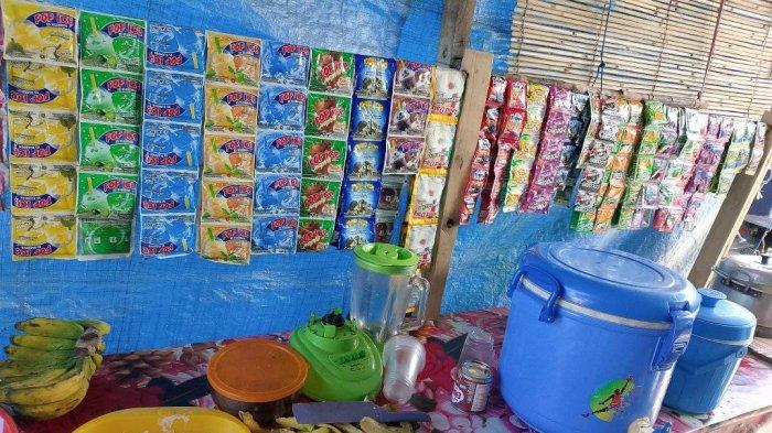 GORENGAN - lapak milik Hartarti (42), yang setiap hari mangkal di perumahan Bumi Kawangkoan Baru.