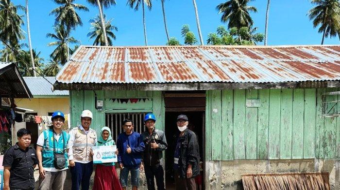 Memperingati HUT Kemerdekaan ke-78 Republik Indonesia, Pegawai PLN melaksanakan Program Light Up The Dream dengan memberikan bantuan sambungan listrik gratis kepada keluarga Pra Sejahtera.