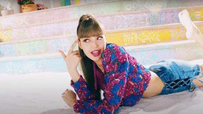 Lisa BLACKPINK di dalam music video LALISA.