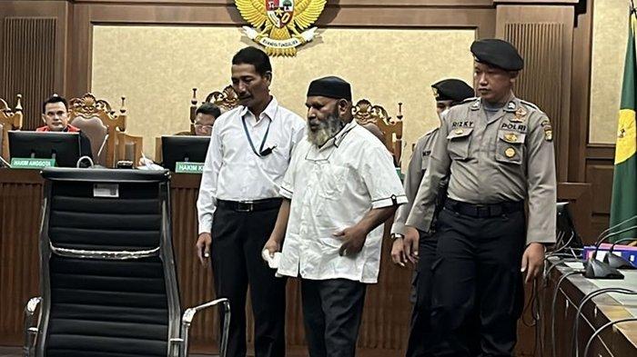 Lukas Enembe Gebrak Meja Persidangan Pengadilan Tindak Pidana Korupsi (Tipikor) pada Pengadilan Negeri Jakarta Pusat, Senin (7/8/2023). Emosi Dituding Main Judi di Singapura.