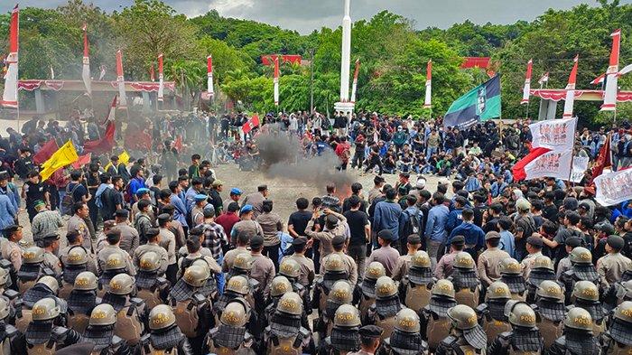 Suasana terkini di Kantor DPRD Sulawesi Utara, Jumat (23/8/2024) massa aksi bakar ban dan spanduk.
