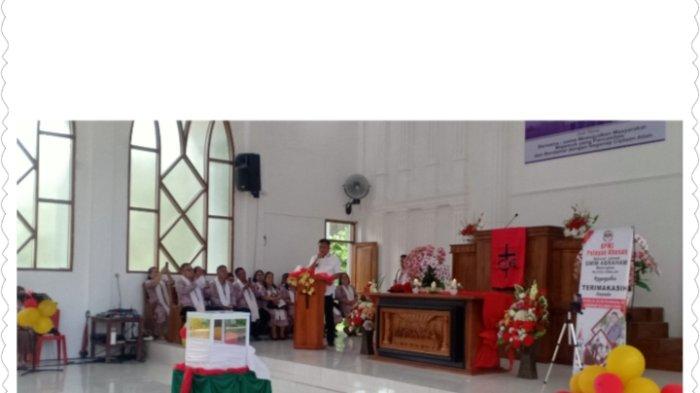 PERESMIAN: Olly Dondokambey saat memberikan sambutan dalam peresmian gedung gereja GMIM Abraham Matungkas Minut Sulawesi Utara, Kamis (13/2/2025). Olly mengucapkan selamat untuk jemaat.