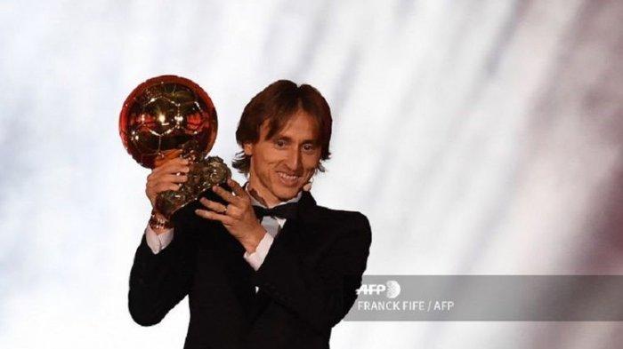 Gelandang Real Madrid asal Kroasia, Luka Modric, mengangkat trofi Ballon dOr 2018 saat upacara penghargaan FIFA Ballon dOr 2018 di Grand Palais, Paris, pada 3 Desember 2018.