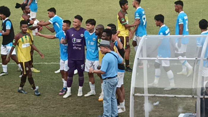 Nostalgia tiga eks punggawa Persipura Jayapura Boaz Salosa, Jendri Pitoy dan Edward Ivakdalam di Stdion Klabat Manado.