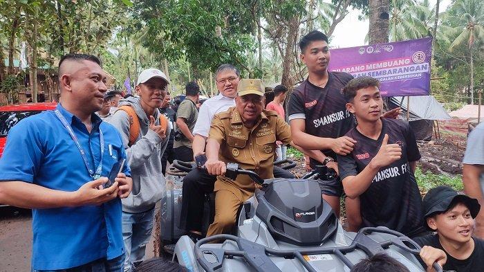 Olly Bersama Pdt Hein Naik Motor ATV Keliling Lokasi Perkemahan Pemuda Karyadi desa Lolah kecamatan Tombariri Timur Tanawangko, Kabupaten Minahasa, Sulawesi Utara, Senin ( 3/7/2023)