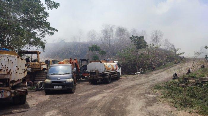 Kebakaran di TPA Sumompo, Kecamatan Mapanget, Manado, Sulawesi Utara, masih terus berlangsung, Selasa (3/10/2023).