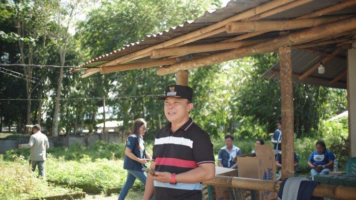 Camat Airmadidi Rocky Tangkulung menyampaikan sambutan dalam acara panen perdana padi organik yang dikembangkan Kelompok Tani SKIMA Airmadidi Bawah, Minahasa Utara, Jumat (23/6/2023).