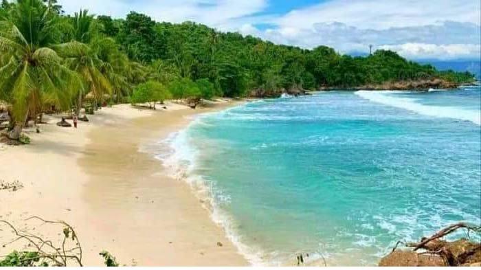 Pantai Batu Buaya di Boltim.