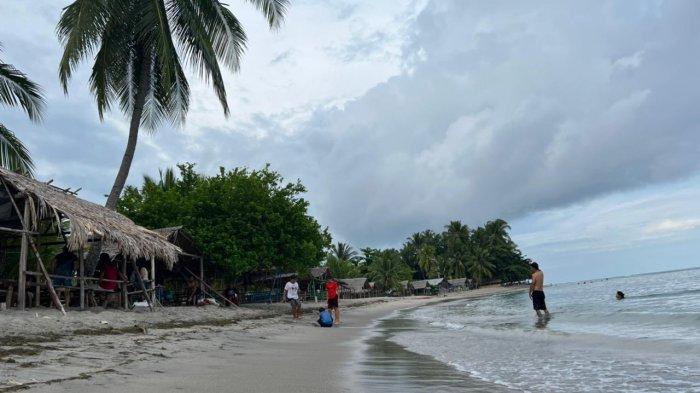 Pantai Bukit Tinggi berlokasi di Desa Bukit Tinggi, Kecamatan Kakas Barat, Minahasa, Sulawesi Utara.