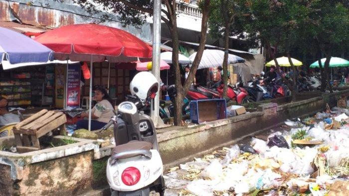 Tumpukan sampah menutupi area parkir depan pasar 23 Maret Kotamobagu