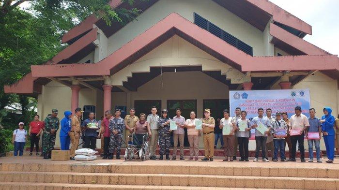 Bupati Kepulauan Sitaro, Evangelian Sasingen dan Danlanal Tahuna, Kolonel Laut (P) Mohamad Bayu Pranoto, serta sejumlah pejabat saat menyerahkan bantuan bagi masyarakat, Senin (28/8/2023).