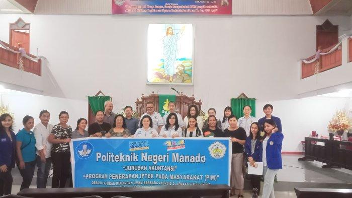 Dosen dan Mahasiswa Jurusan Akuntansi Politeknik Negeri Manado memberikan pelatihan bagaimana mendesain Laporan Keuangan UMKM berbasis Android