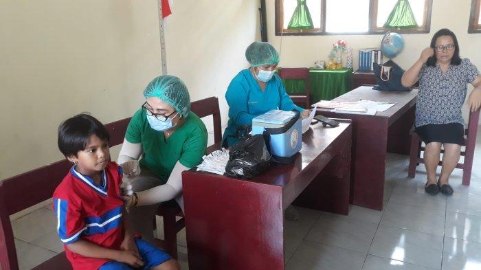 Pelayanan imunisasi Puskesmas Ambar di lakukan di Sekolah Dasar (SD) Inpres Rumoong Bawah, Kecamatan Amurang Barat.