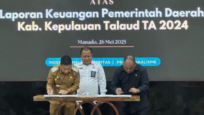 PRESTASI - Pejabat Bupati Kepulauan Talaud Dr. Fransiscus Engelbert Manumpil, S.Pi., M.Env.Mgmt, didampingi oleh jajaran Forkopimda. Untuk kesembilan kalinya secara berturut-turut, pemerintah kabupaten ini meraih opini Wajar Tanpa Pengecualian (WTP) dari Badan Pemeriksa Keuangan (BPK) Republik Indonesia.