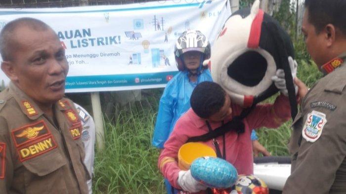 Penertiban pengamen boneka yang berada di traffic light, Selasa (4/7/2023)