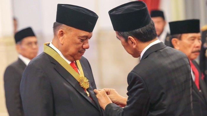 Penganugerahan tanda kehormatan dari Presiden Joko Widodo ke 18 orang tokoh di Indonesia satu diantaranya Gubernur Sulut Olly Dondokambey