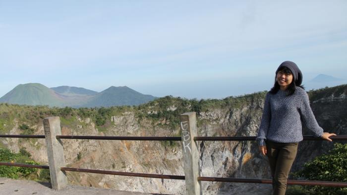 Pengunjung foto dengan latar kawah Gunung Mahawu dan Gunung Lokon di Tomohon, Sulawesi Utara. Pesona alam Sulut yang cantik jadi incaran sutradara untuk dijadikan lokasi syuting film.(TRIBUNMANADO/FRANSISKA NOEL)