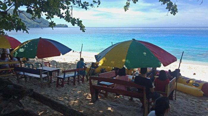 Pengunjung Membludak di Pantai Pulisan dan Paal