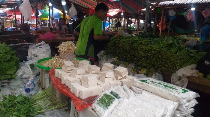 Penjualan tahu dan tempe di Pasar Bersehati, Manado, Sulut, Selasa (22/2/2022).